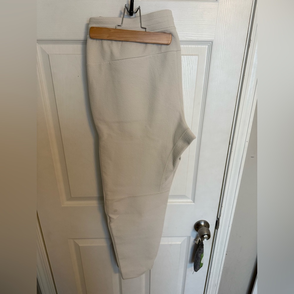 Lululemon Athletica Textured Spacer Classic-Tapered Pant. White pant. Size XL.
